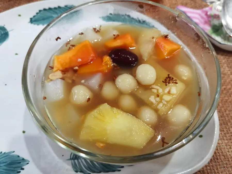 High school students have a late-night snack step 0