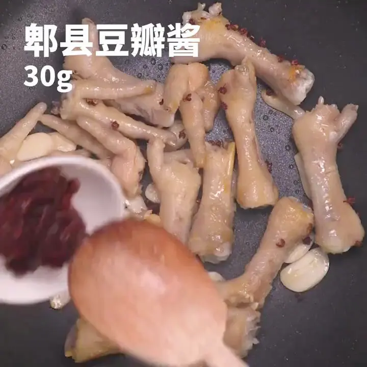 Glutinous and spicy chicken feet step 0