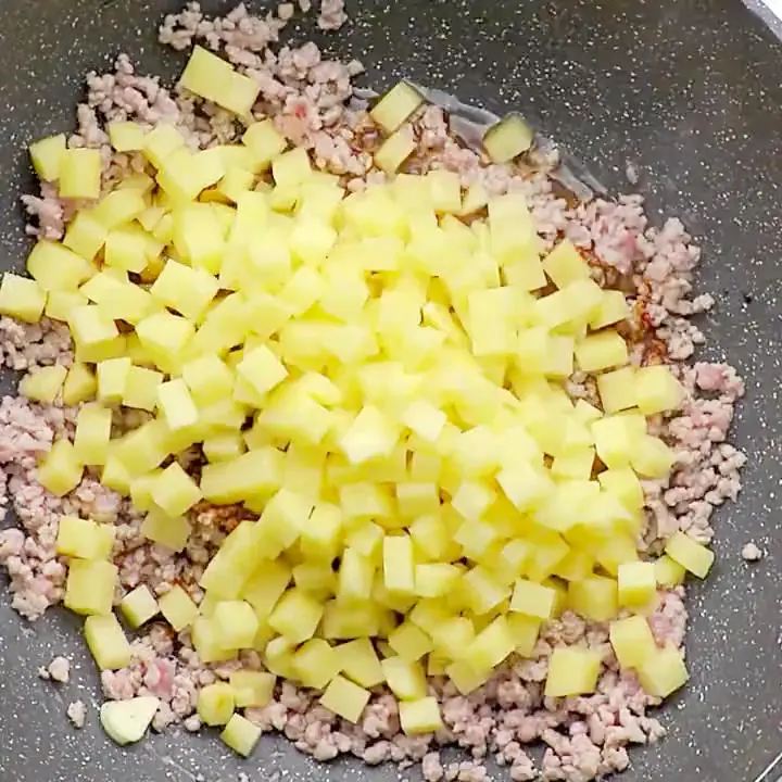 Minced meat and potatoes for rice step 0