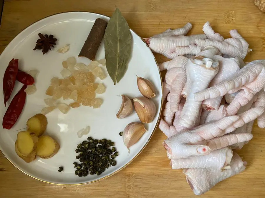 Braised chicken feet are delicious and simple step 0