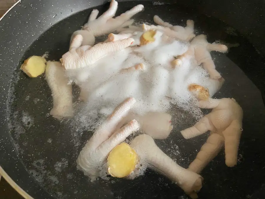 Braised chicken feet are delicious and simple step 0