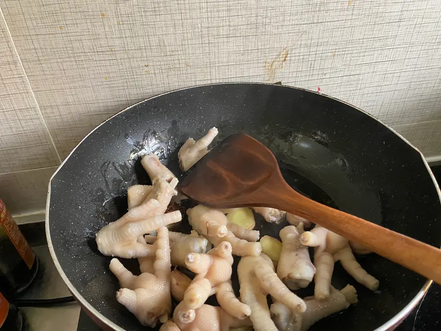 Braised chicken feet are delicious and simple step 0