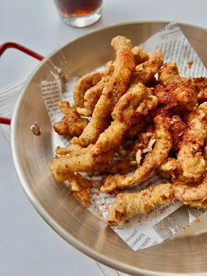 Sucking fingers is a must-have snack  for a small crispy meat  drama supper step 0