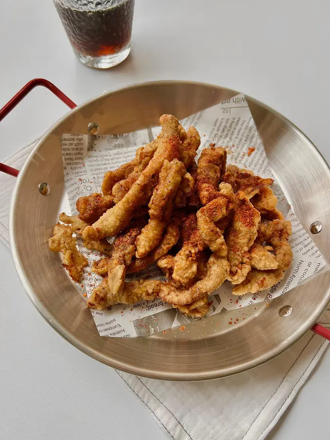 Sucking fingers is a must-have snack  for a small crispy meat  drama supper