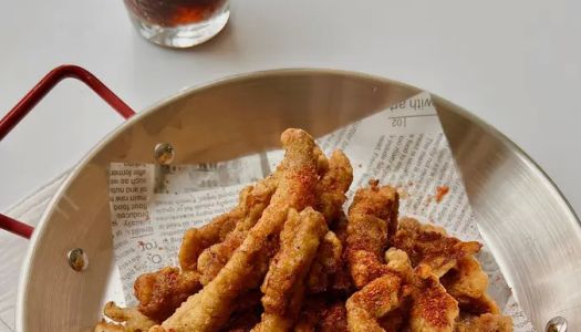 Sucking fingers is a must-have snack  for a small crispy meat  drama supper