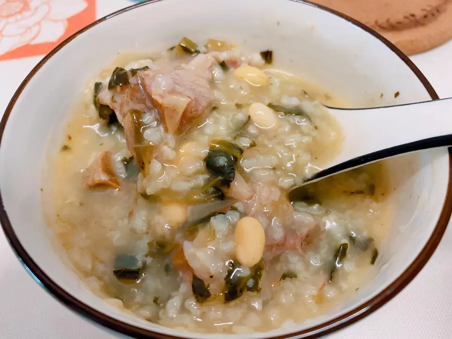 Roast bone congee (a favorite late-night snack of Cantonese people) is simple and easy to make