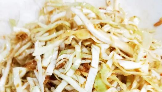 The hottest item in the night snack shop is the shredded cabbage splashed with oil