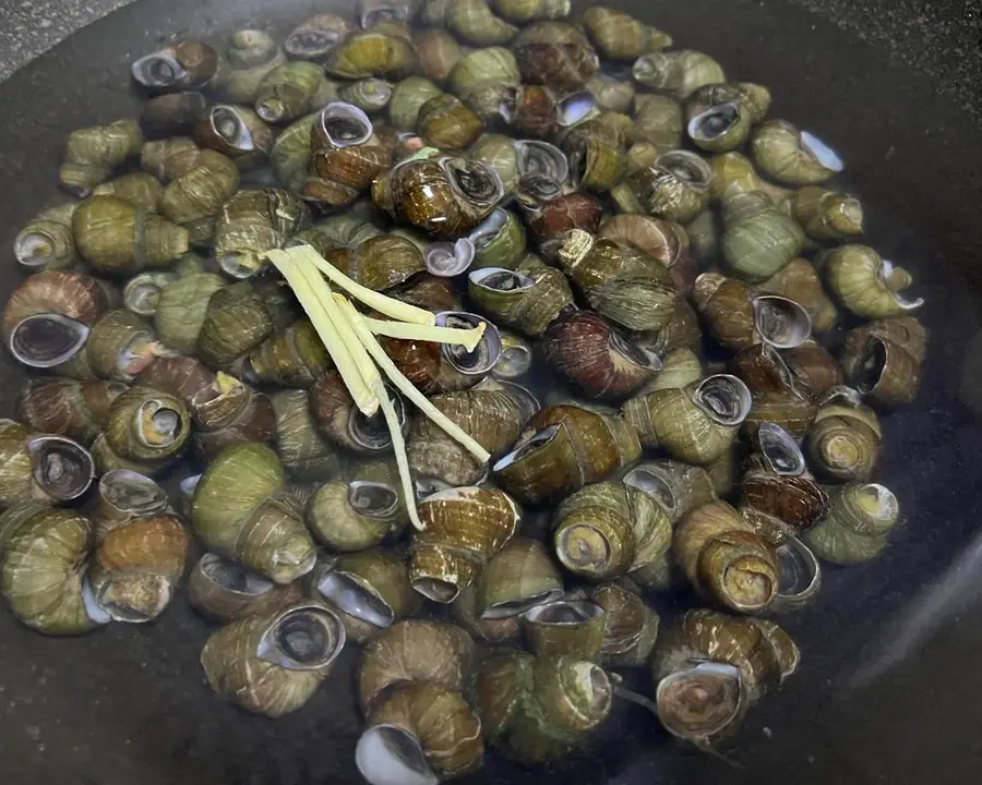 The snail duck foot pot of the night snack stall is killed step 0