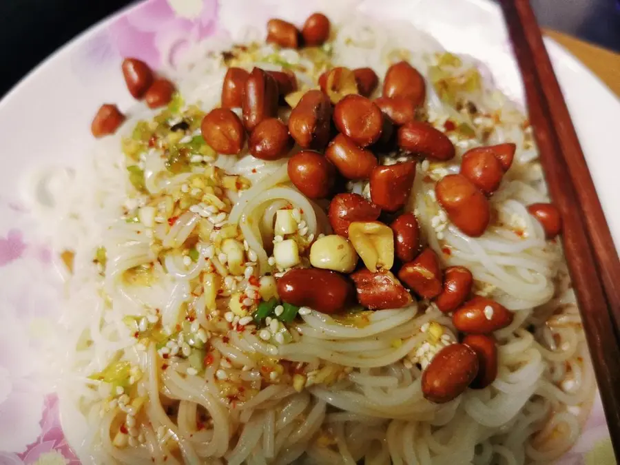 Lazy people have a late-night snack step 0