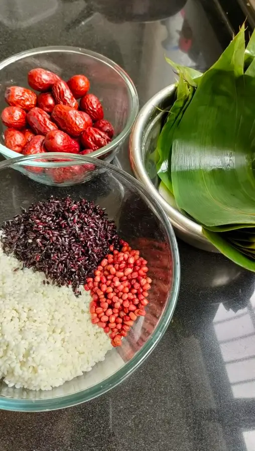 The whole process of wrapping zongzi and cooking zongzi step 0