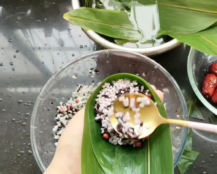 The whole process of wrapping zongzi and cooking zongzi step 0