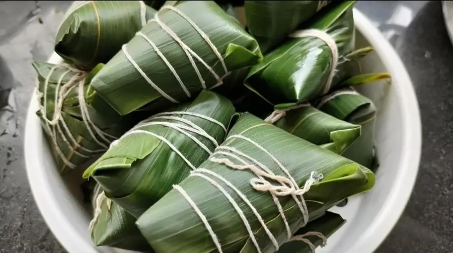 The whole process of wrapping zongzi and cooking zongzi step 0