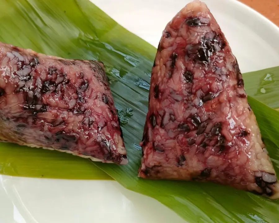 The whole process of wrapping zongzi and cooking zongzi