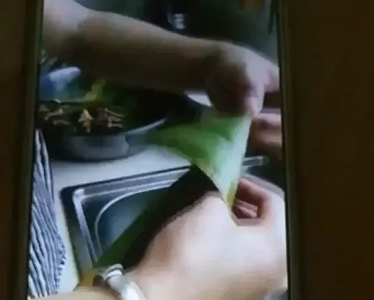 Zongzi wrapping method step 0