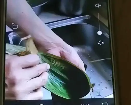 Zongzi wrapping method step 0