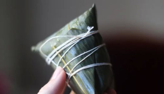 The classic four-cornered zongzi wrapping method