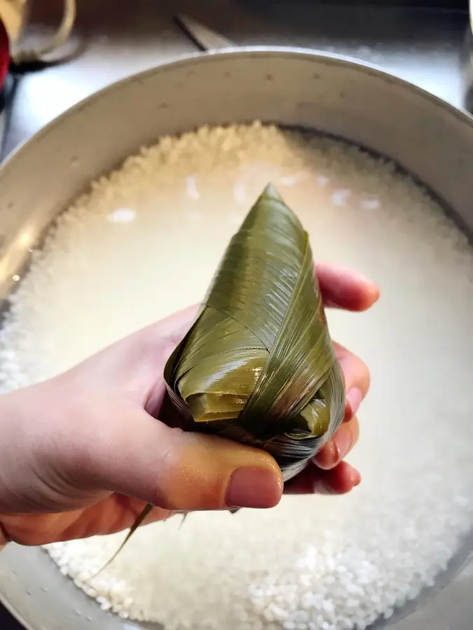 Cousin's Kitchen - How to wrap triangular zongzi step 0