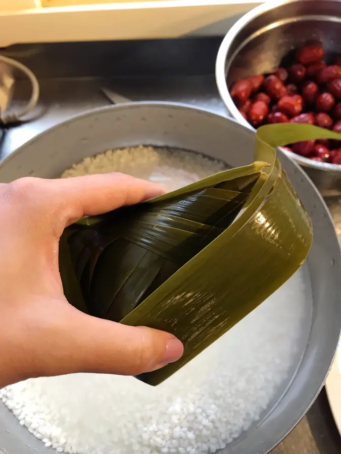 Cousin's Kitchen - How to wrap triangular zongzi step 0