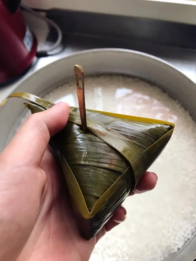 Cousin's Kitchen - How to wrap triangular zongzi step 0