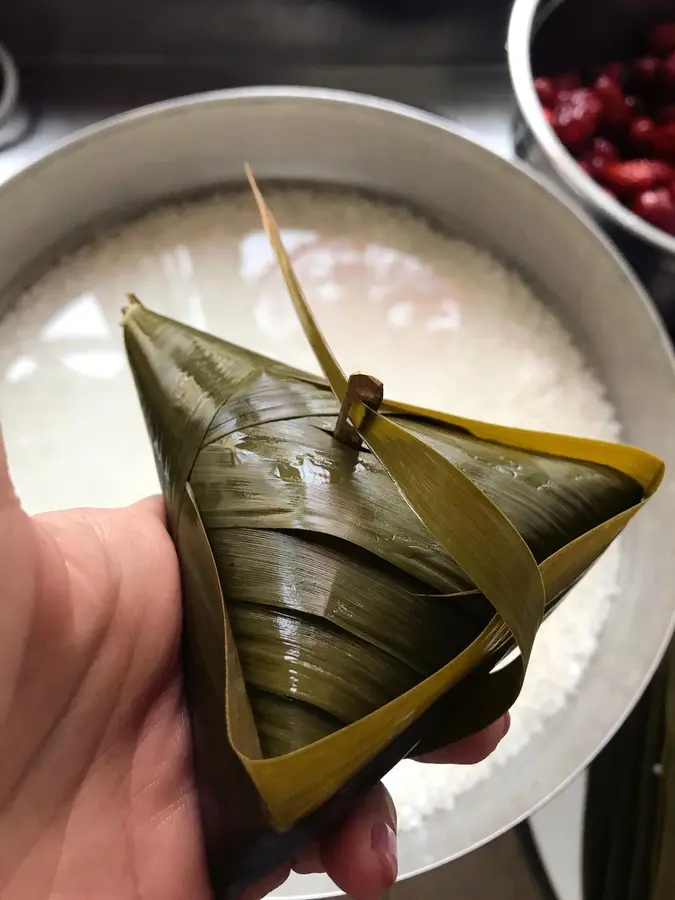 Cousin's Kitchen - How to wrap triangular zongzi step 0