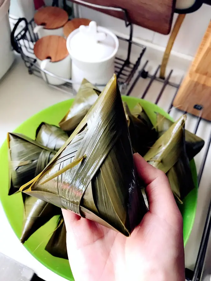 Cousin's Kitchen - How to wrap triangular zongzi step 0