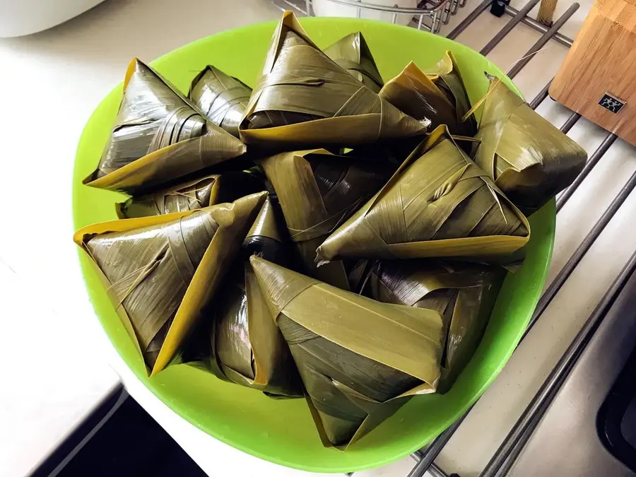 Cousin's Kitchen - How to wrap triangular zongzi step 0