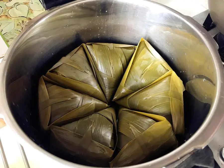 Cousin's Kitchen - How to wrap triangular zongzi step 0