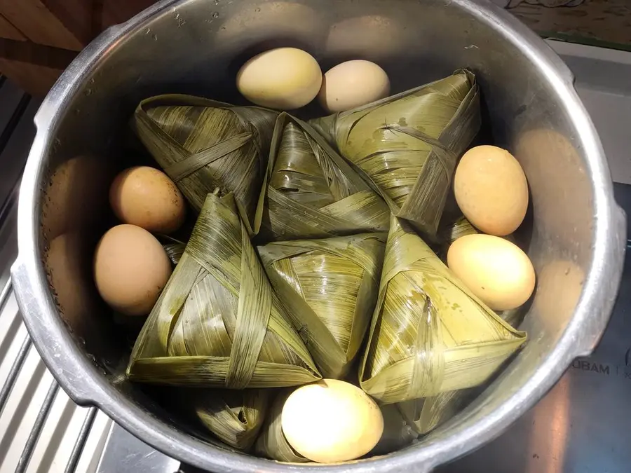 Cousin's Kitchen - How to wrap triangular zongzi step 0