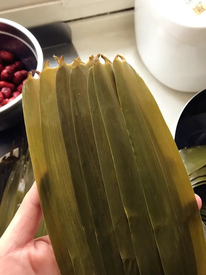 Cousin's Kitchen - How to wrap triangular zongzi step 0