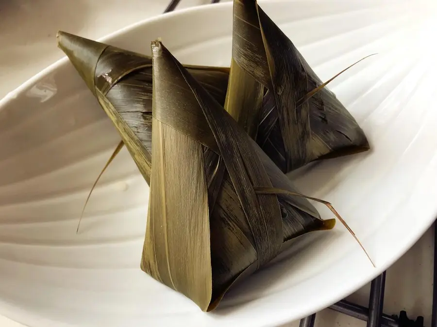 Cousin's Kitchen - How to wrap triangular zongzi step 0