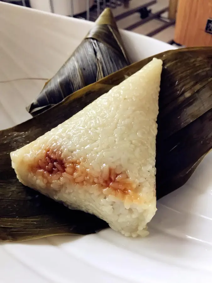 Cousin's Kitchen - How to wrap triangular zongzi step 0