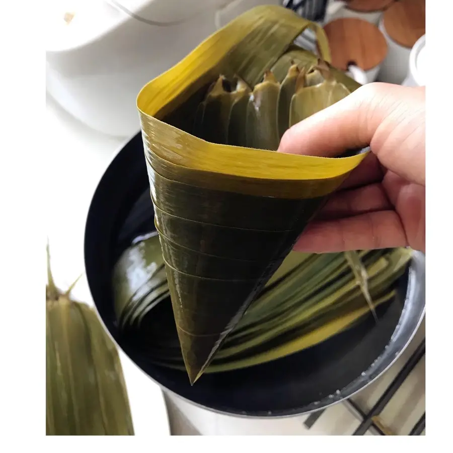 Cousin's Kitchen - How to wrap triangular zongzi step 0