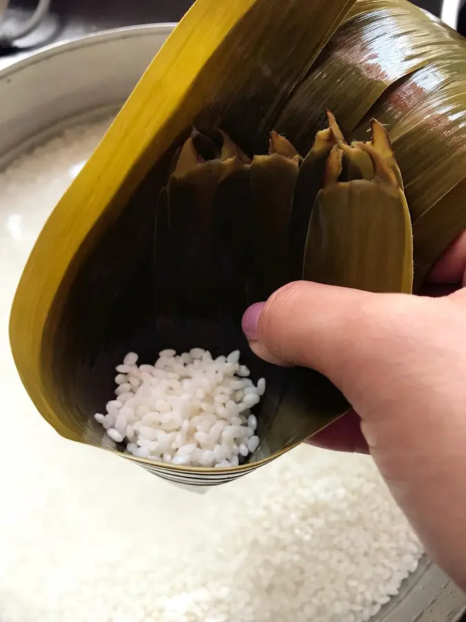 Cousin's Kitchen - How to wrap triangular zongzi step 0