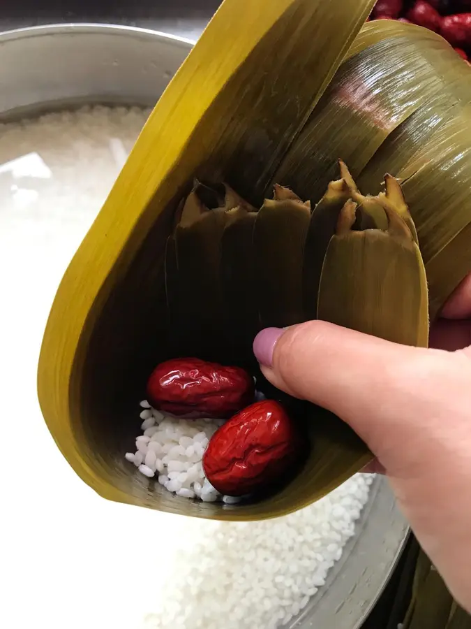 Cousin's Kitchen - How to wrap triangular zongzi step 0