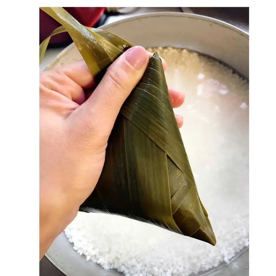 Cousin's Kitchen - How to wrap triangular zongzi step 0