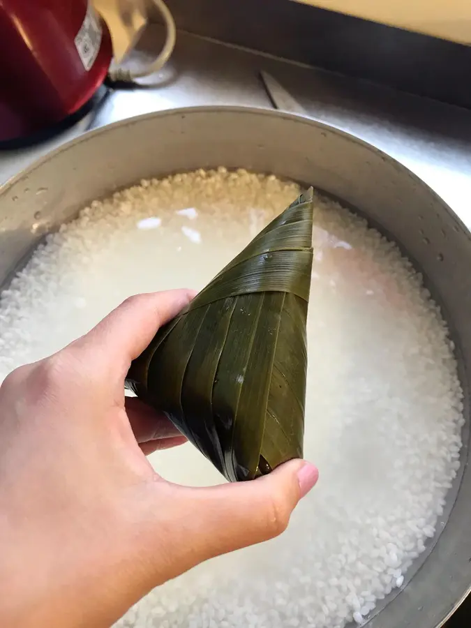 Cousin's Kitchen - How to wrap triangular zongzi step 0