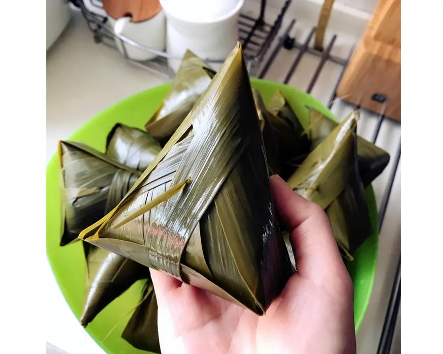 Cousin's Kitchen - How to wrap triangular zongzi