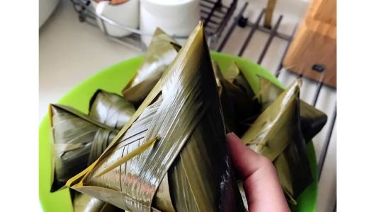 Cousin's Kitchen - How to wrap triangular zongzi