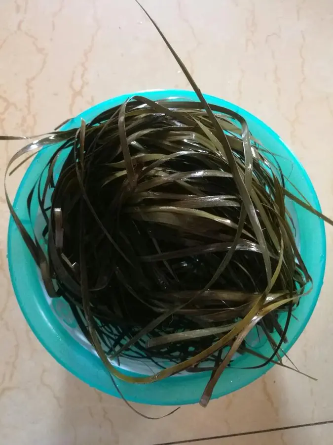 The steps of making zongzi are demonstrated step 0