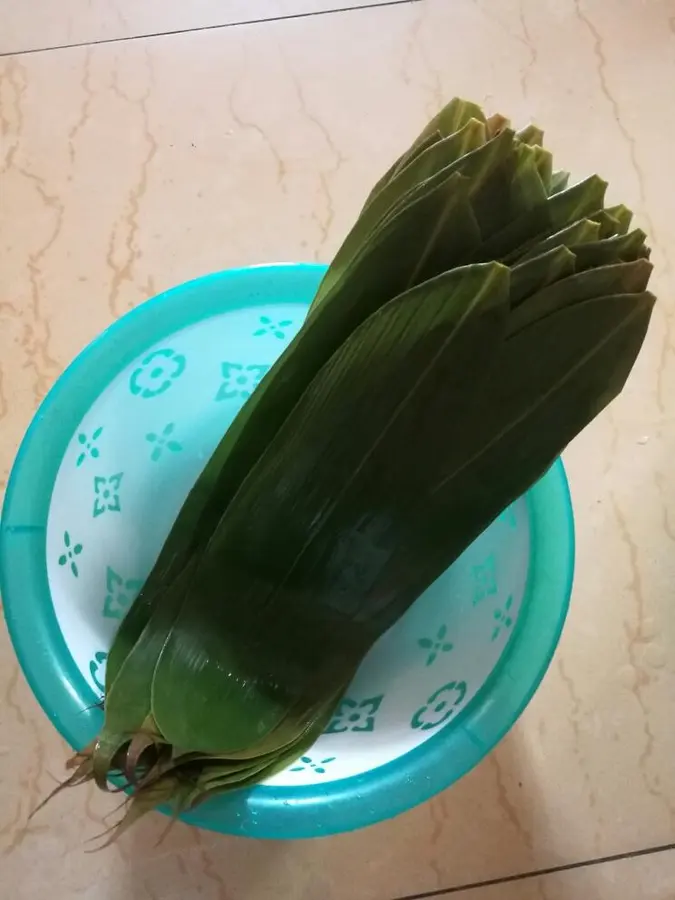 The steps of making zongzi are demonstrated step 0