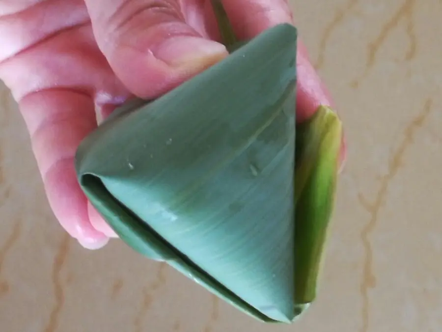 The steps of making zongzi are demonstrated step 0