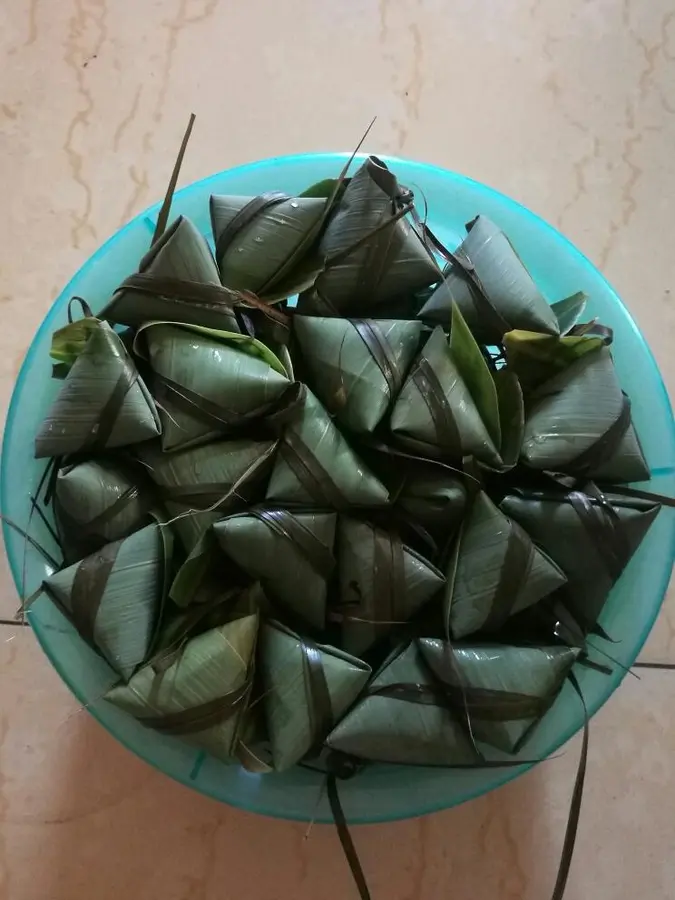 The steps of making zongzi are demonstrated step 0