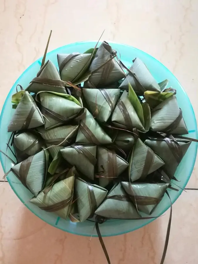 The steps of making zongzi are demonstrated