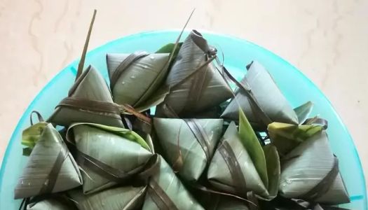 The steps of making zongzi are demonstrated