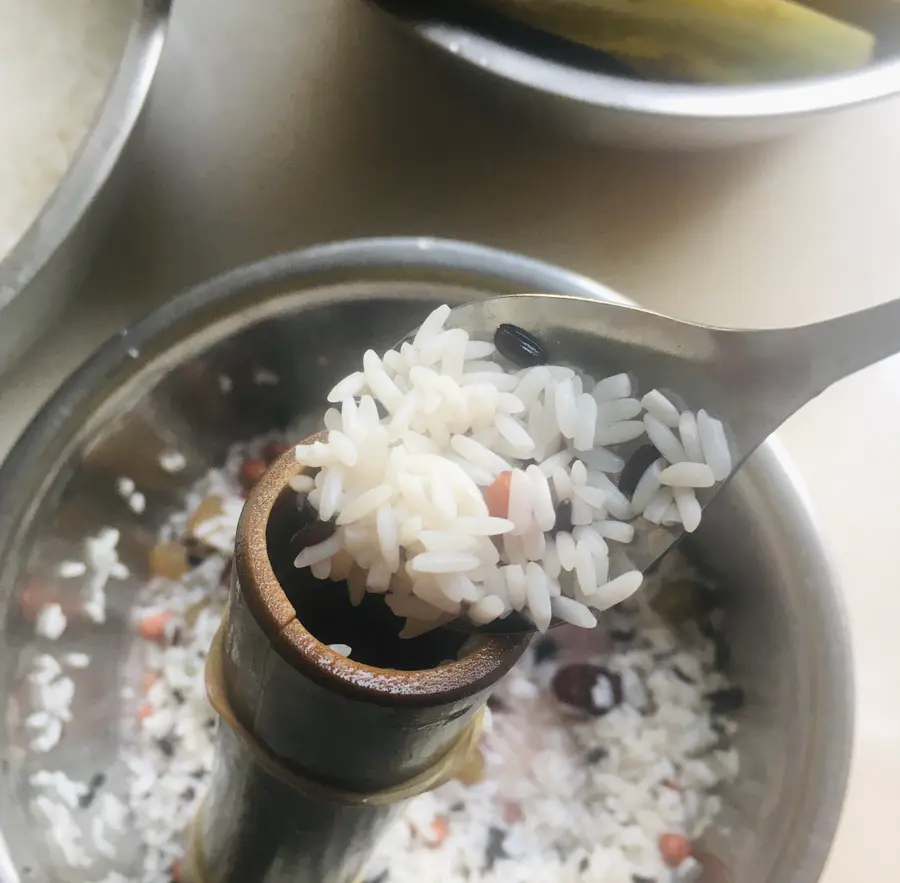 Lazy bamboo tube dumplings step 0