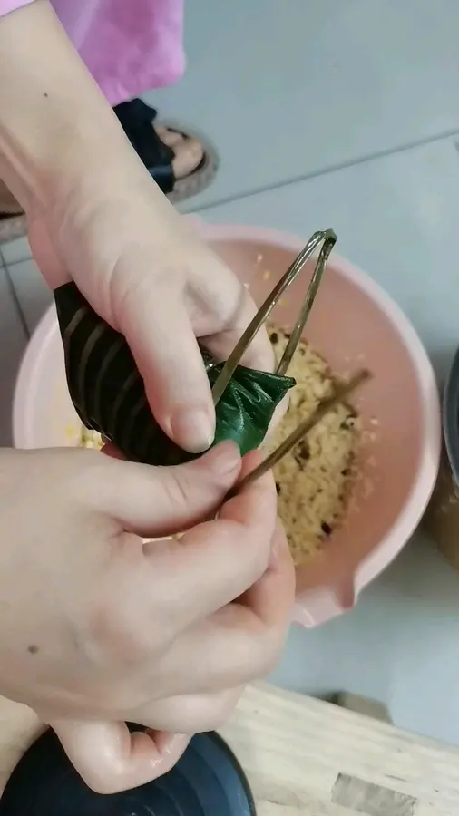 ã€Straw rope wrapping zongzi slow motion detailed tutorialã€‘ step 0