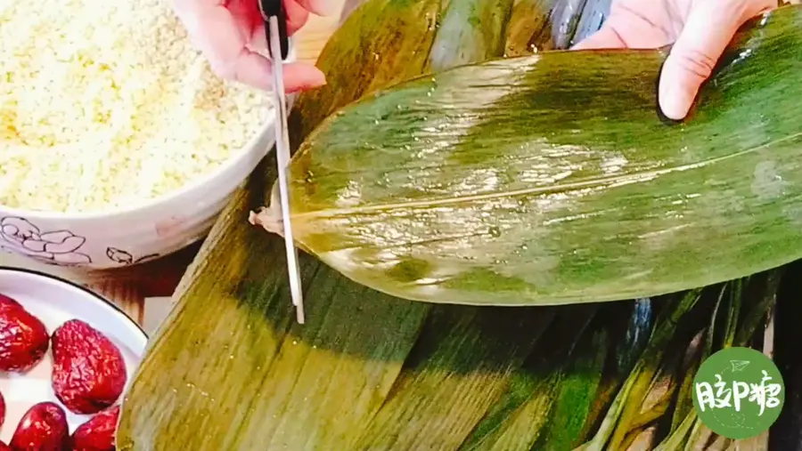 Rhubarb rice dumplings (cone rice dumplings video) step 0