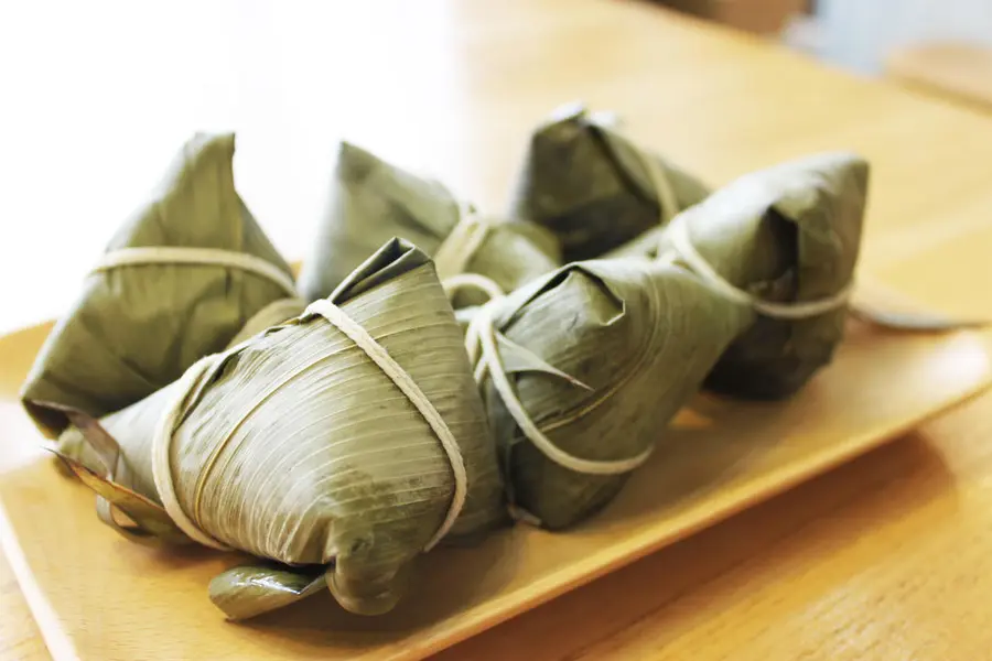 Dragon Boat Festival recipe - wrapping zongzi