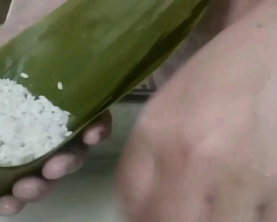 Wrap rice dumplings step 0