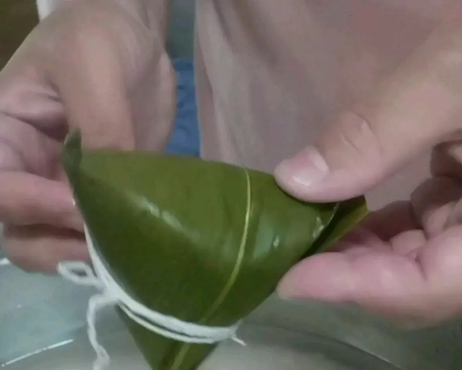 Wrap rice dumplings step 0